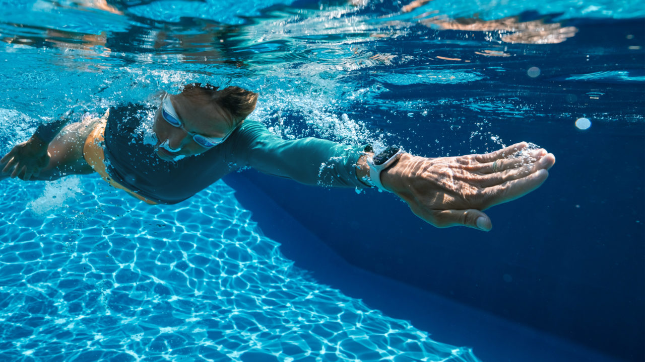Un nageur porte l'Apple Watch Series 8 dans une piscine.