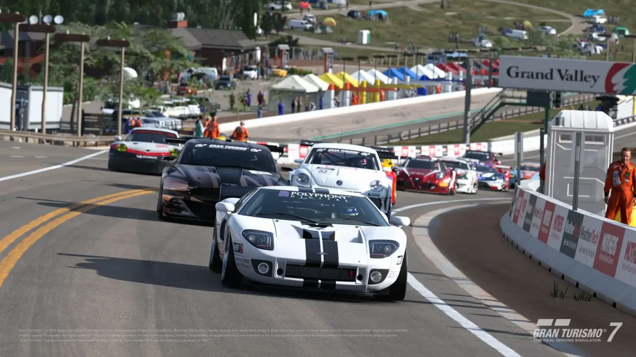 Des voitures font une course automobile sur un circuit. Gameplay du jeu vidéo Gran Turismo 7.