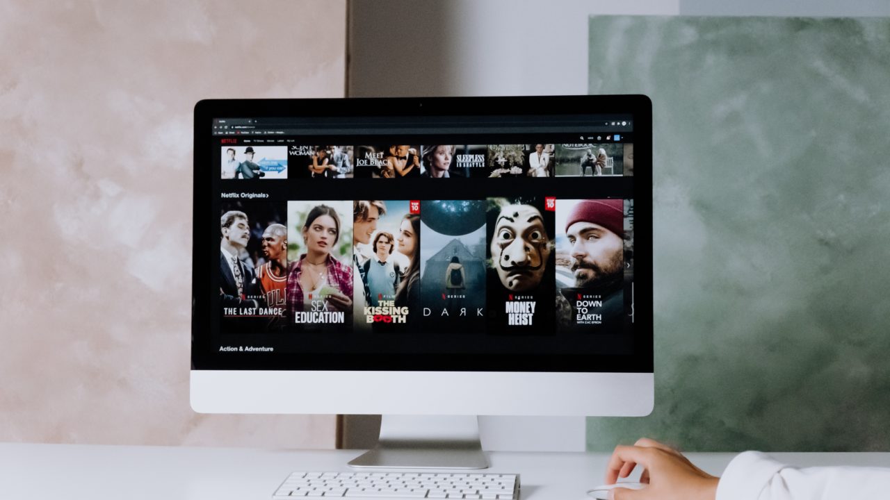 Un écran de Mac affiche l'interface d'accueil de Netflix.