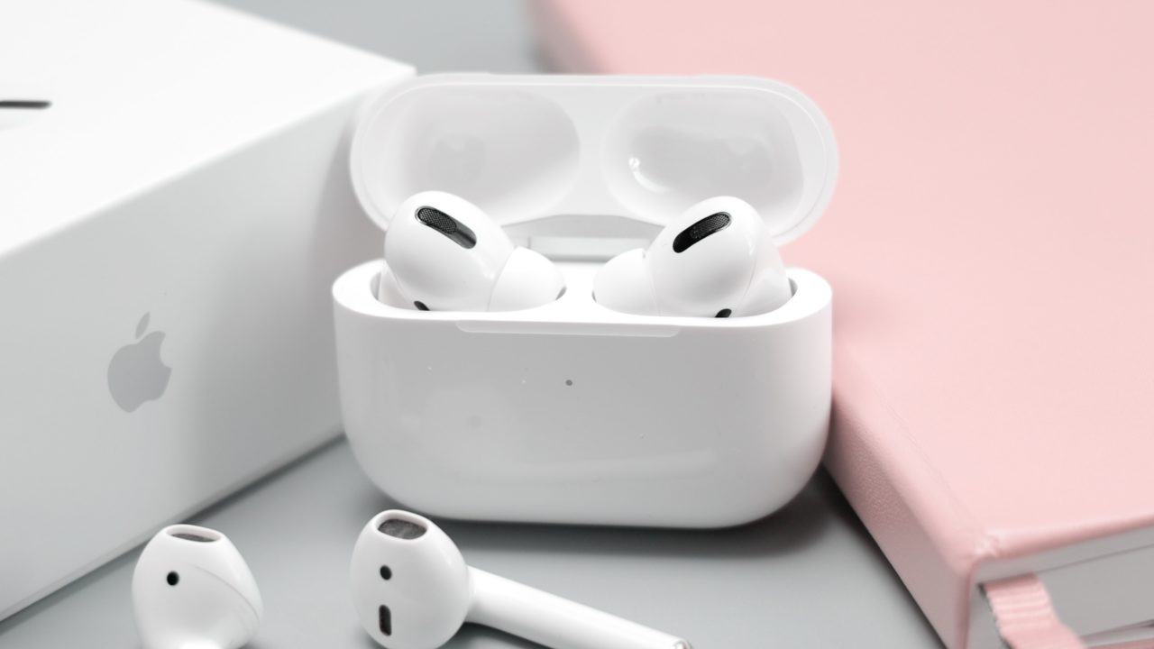 Les écouteurs AirPods Pro 2ème génération d'Apple présentés dans leur boîtier.