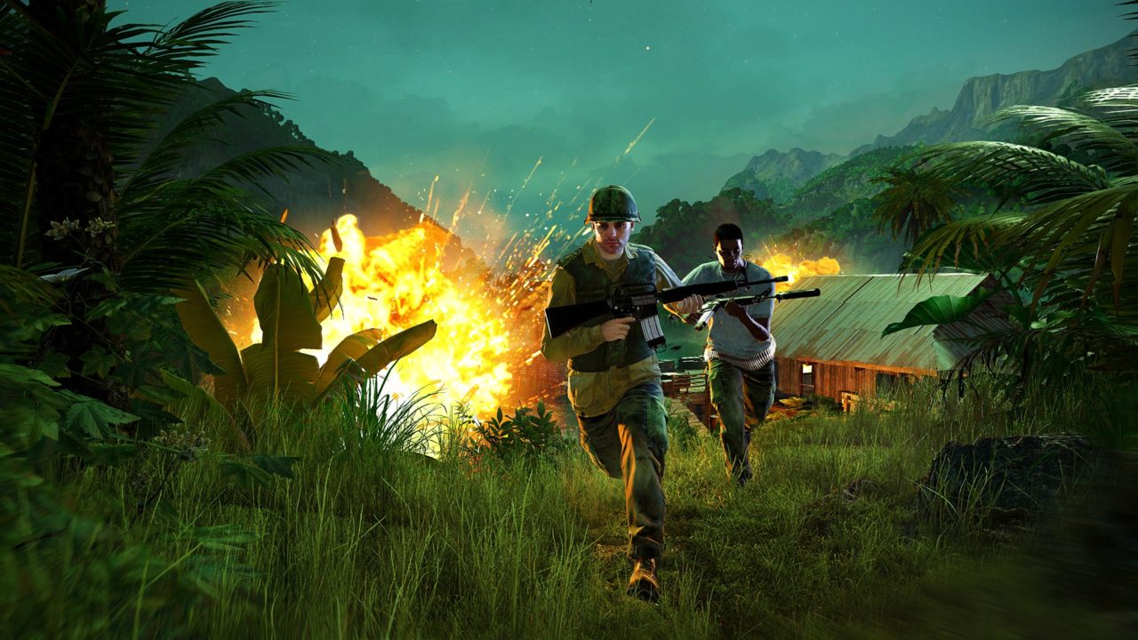 Gameplay du DLC Hours of Darkness. Des militaires fuient une explosion en courant, armes à la main.