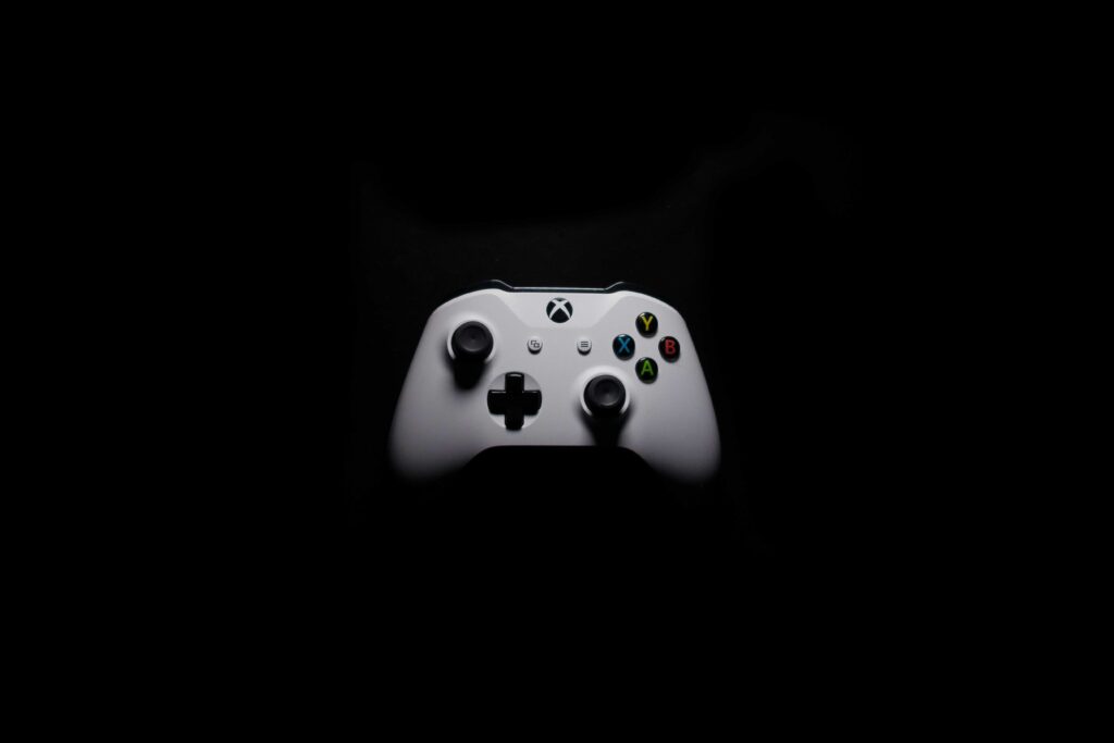 Image d'illustration d'une manette Xbox sur un fond noir