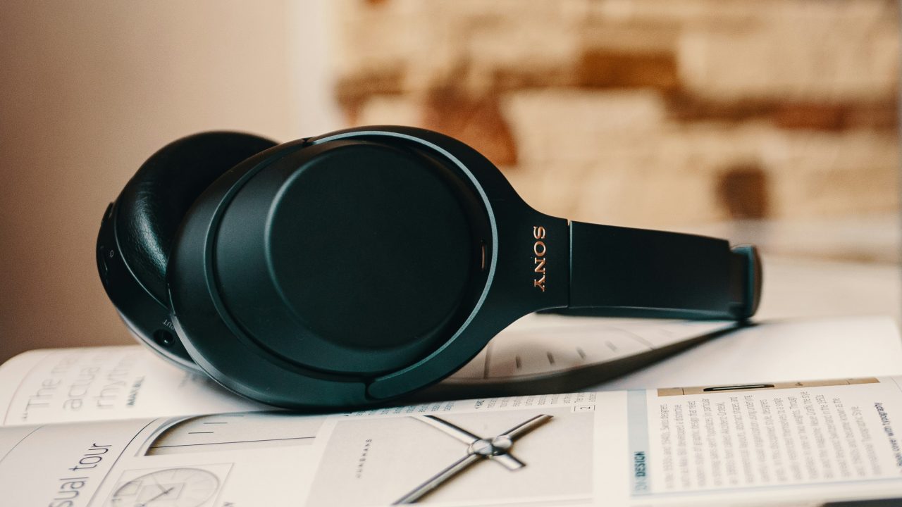 Image montrant un casque audio de la marque Sony posé sur un livre ouvert